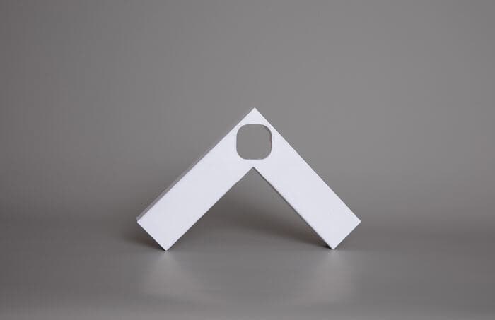 90 degree corner with light hole
